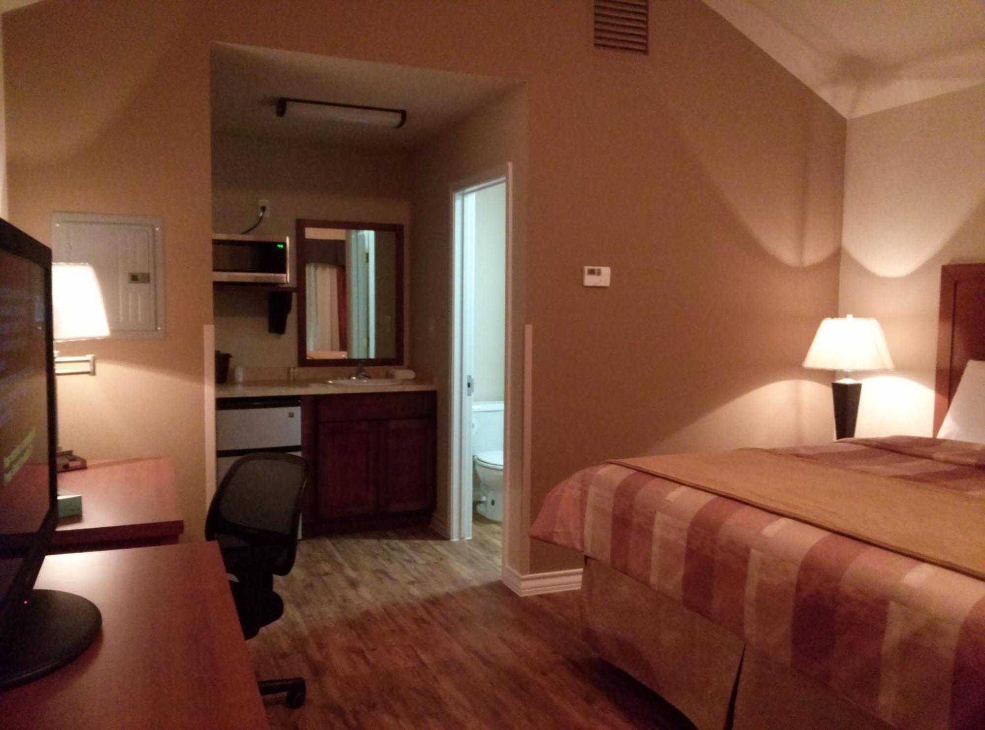 Fieldhouse Inn & Conference Center Kenedy Εξωτερικό φωτογραφία